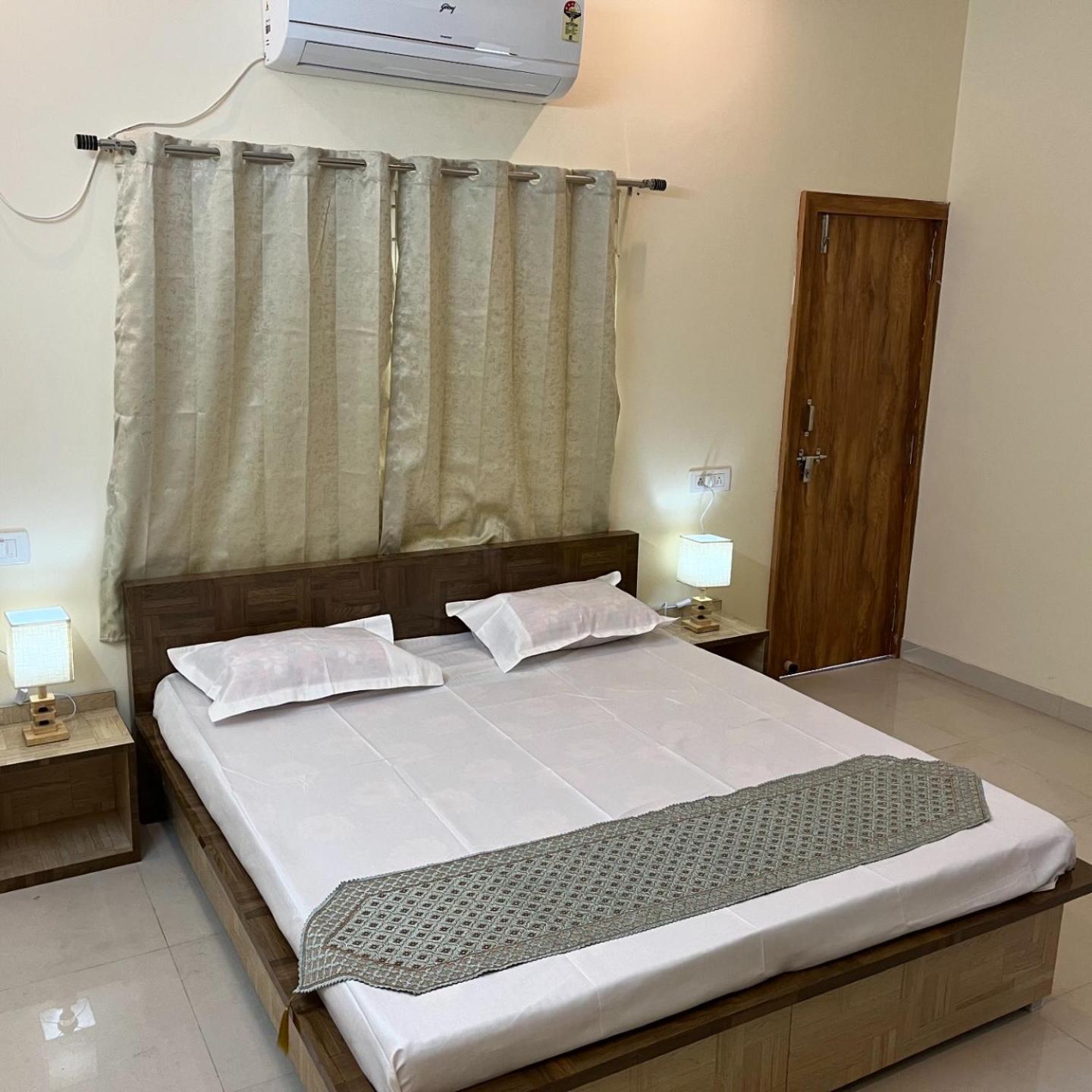 Hotel Shivashray Luxury Stays & Inn Удджайн Экстерьер фото